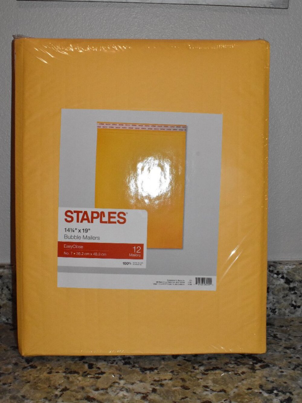 Staples Bubble Mailers, #7 Size, 14.25” x 19” — 12/Pack